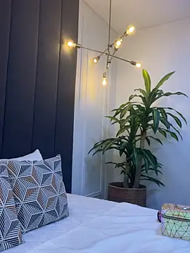 TiffanyyLam online show from 10-17-25, 10:51