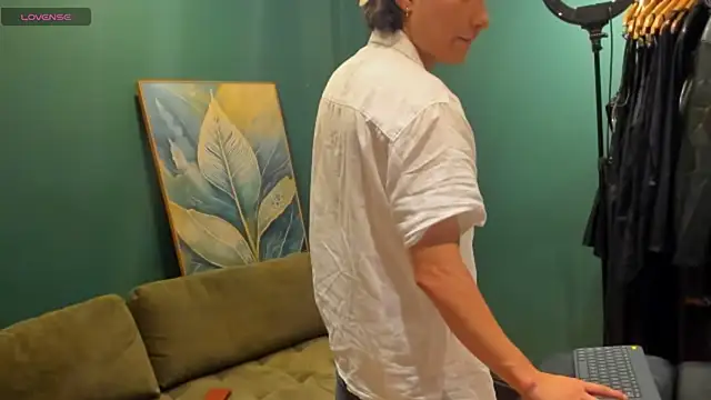 Snapshot of enzo_steel chatting on 10-19-25, 06:52 enzo steel online show from 10-19-25, 06:52