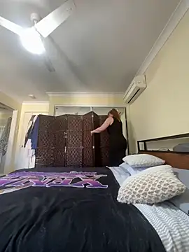 aussiepeaches online show from 11-13-25, 04:22