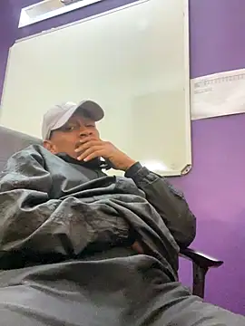 Snapshot of fitsexyman chatting on 10-20-25, 02:39 fitsexyman online show from 10-20-25, 02:39