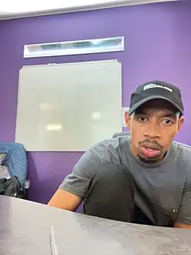 Snapshot of fitsexyman chatting on 11-18-25, 12:31 fitsexyman online show from 11-18-25, 12:31