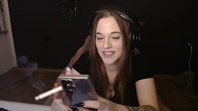 Luna Lynn online show from 12-17-25, 07:20