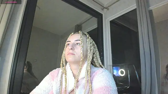 Ella Vee online show from 10-22-25, 02:34