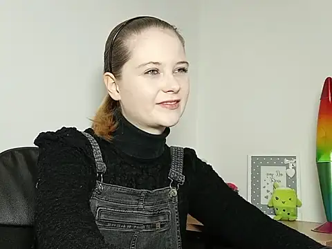 LydiaYoung online show from 10-16-25, 06:09