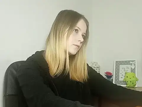 LydiaYoung online show from 11-06-25, 07:15