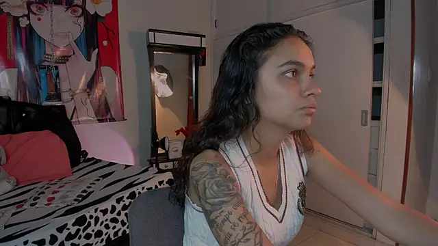 Snapshot of Skylovershot chatting on 10-20-25, 01:33 Skylovershot online show from 10-20-25, 01:33