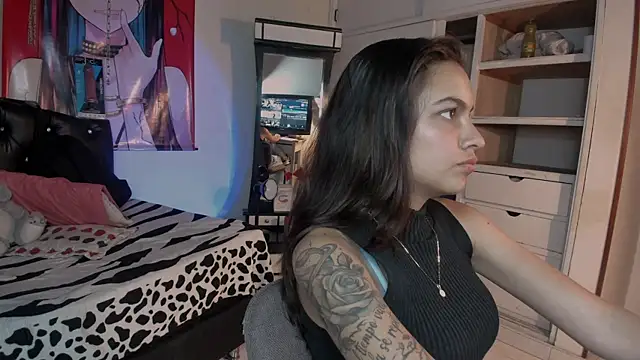 Snapshot of Skylovershot chatting on 10-22-25, 07:35 Skylovershot online show from 10-22-25, 07:35