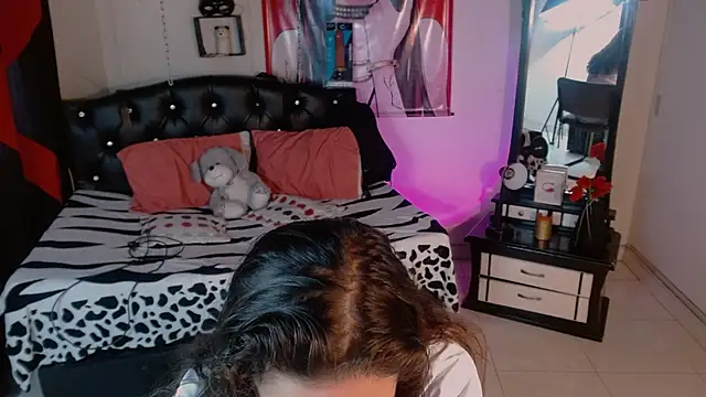 Snapshot of Skylovershot chatting on 10-23-25, 07:45 Skylovershot online show from 10-23-25, 07:45