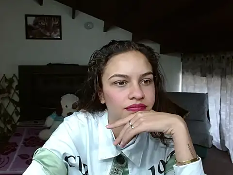 Snapshot of Skylovershot chatting on 11-12-25, 01:55 Skylovershot online show from 11-12-25, 01:55