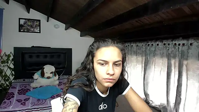 Snapshot of Skylovershot chatting on 11-14-25, 01:43 Skylovershot online show from 11-14-25, 01:43