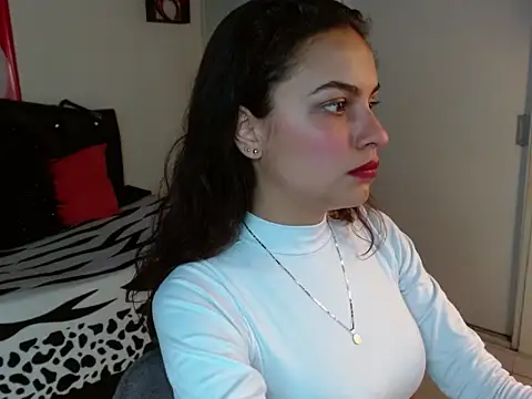 Snapshot of Skylovershot chatting on 11-18-25, 02:43 Skylovershot online show from 11-18-25, 02:43