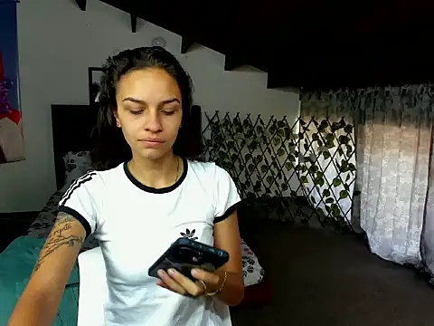 Snapshot of Skylovershot chatting on 11-25-25, 01:44 Skylovershot online show from 11-25-25, 01:44