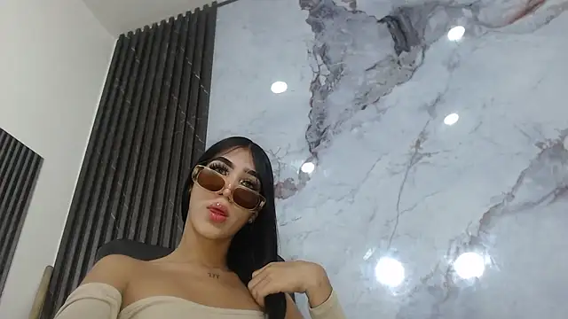 Snapshot of CamelyHott chatting on 10-12-25, 07:24 CamelyHott online show from 10-12-25, 07:24