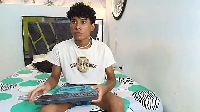 LONDON BOYS1 online show from 11-22-25, 01:37