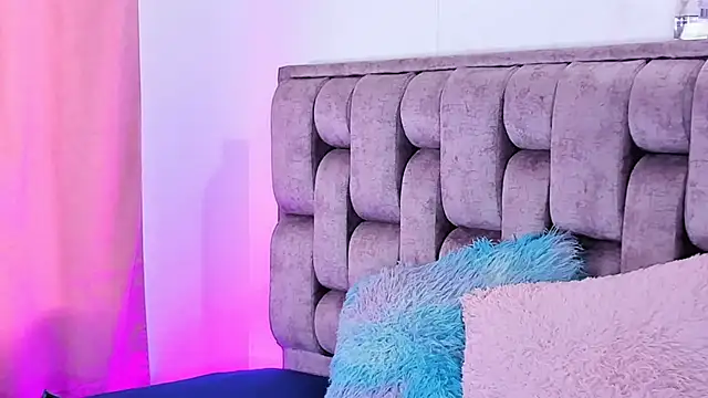 Snapshot of Alexa-Hunter chatting on 11-13-25, 08:52 Alexa-Hunter online show from 11-13-25, 08:52