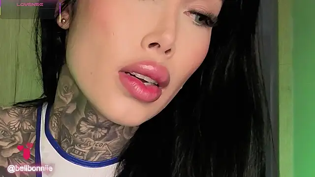 Snapshot of belllbonniie chatting on 10-12-25, 04:33 belllbonniie online show from 10-12-25, 04:33