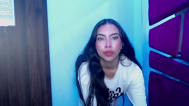 Snapshot of Alana_Hott_ chatting on 09-20-25, 05:30 Alana Hott  online show from 09-20-25, 05:30