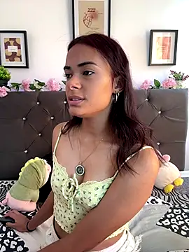 Snapshot of Im_Lyan chatting on 11-08-25, 07:12 Im Lyan online show from 11-08-25, 07:12