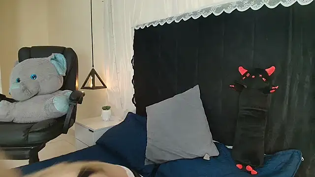 Snapshot of IvyBelle_ chatting on 02-12-26, 11:27 IvyBelle online show from 02-12-26, 11:27