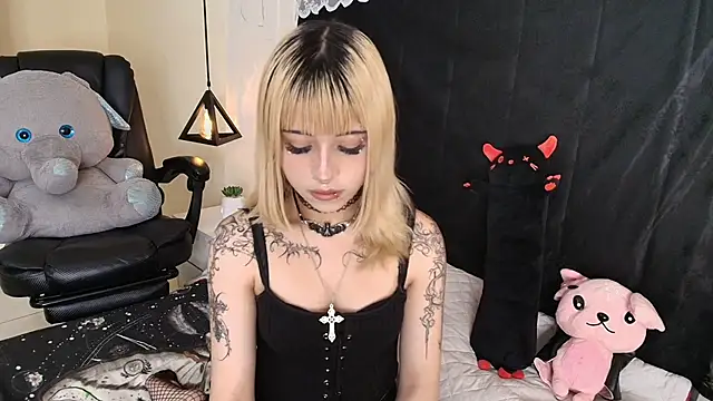 Snapshot of IvyBelle_ chatting on 04-15-26, 11:28 IvyBelle online show from 04-15-26, 11:28