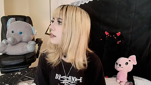 Snapshot of IvyBelle_ chatting on 04-16-26, 11:22 IvyBelle online show from 04-16-26, 11:22