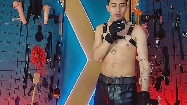 Snapshot of masterr_bdsm__ chatting on 10-15-25, 12:38 masterr bdsm online show from 10-15-25, 12:38