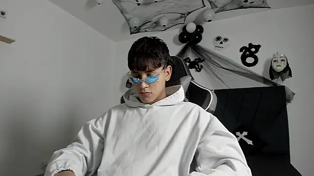 Snapshot of zeusapollofuck chatting on 10-16-25, 10:11 zeusapollofuck online show from 10-16-25, 10:11