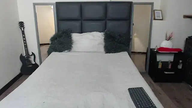 Snapshot of Isabella_Diamon chatting on 11-19-25, 01:49 Isabella Diamon online show from 11-19-25, 01:49