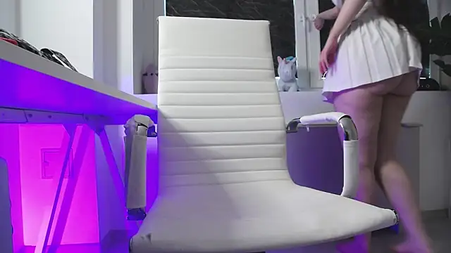 Snapshot of LeiaCrane chatting on 04-08-26, 05:07 LeiaCrane online show from 04-08-26, 05:07