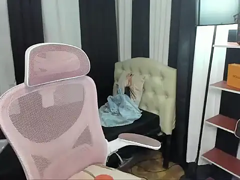 Snapshot of Seductive_Margaux chatting on 11-04-25, 07:02 Seductive Margaux online show from 11-04-25, 07:02