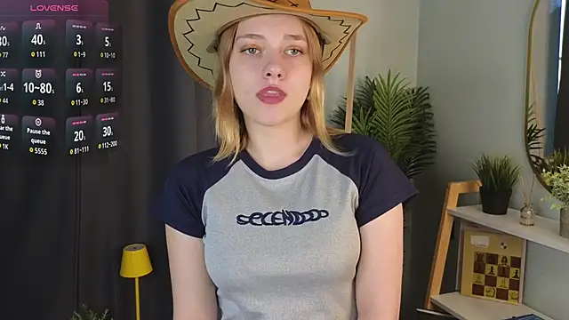 Snapshot of HollieCollelo chatting on 10-17-25, 03:10 HollieCollelo online show from 10-17-25, 03:10