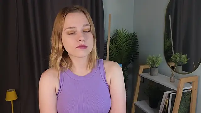 Snapshot of HollieCollelo chatting on 10-22-25, 03:18 HollieCollelo online show from 10-22-25, 03:18