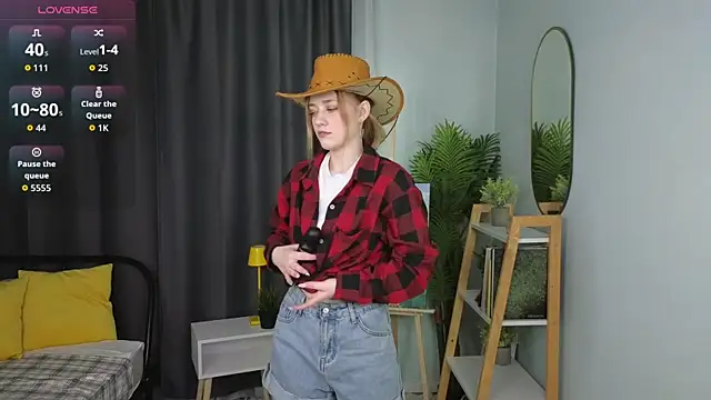 Snapshot of HollieCollelo chatting on 10-27-25, 03:10 HollieCollelo online show from 10-27-25, 03:10