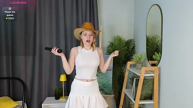 Snapshot of HollieCollelo chatting on 11-06-25, 03:18 HollieCollelo online show from 11-06-25, 03:18