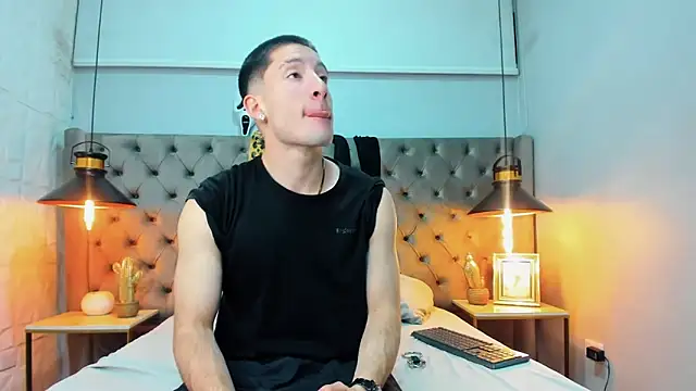 Snapshot of HunterHeat_ chatting on 10-03-25, 12:02 HunterHeat online show from 10-03-25, 12:02