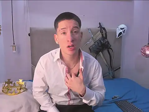 Snapshot of HunterHeat_ chatting on 10-10-25, 11:53 HunterHeat online show from 10-10-25, 11:53