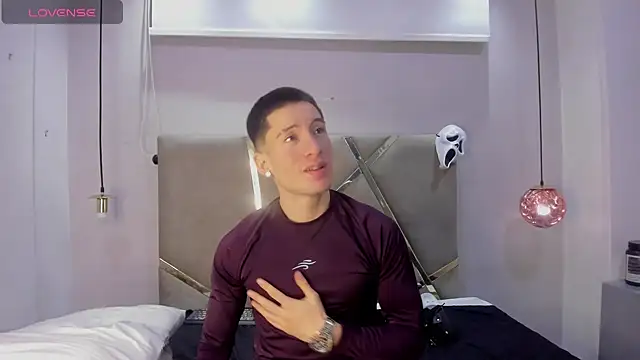 Snapshot of HunterHeat_ chatting on 10-17-25, 12:08 HunterHeat online show from 10-17-25, 12:08