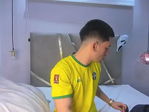 Snapshot of HunterHeat_ chatting on 10-18-25, 11:55 HunterHeat online show from 10-18-25, 11:55