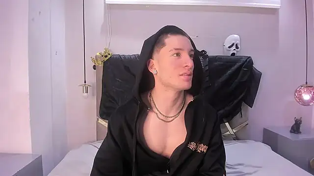 Snapshot of HunterHeat_ chatting on 10-30-25, 12:50 HunterHeat online show from 10-30-25, 12:50