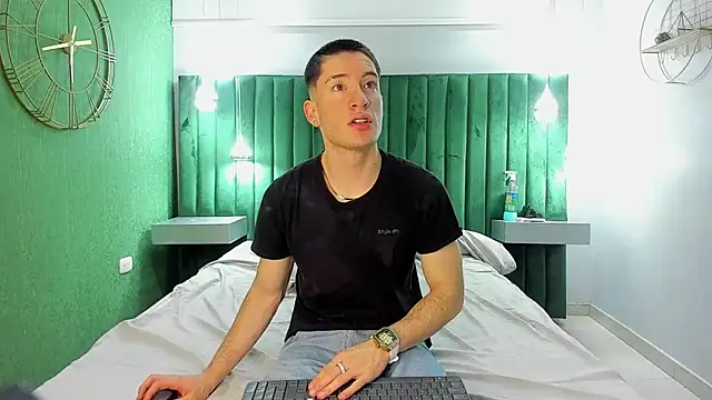 Snapshot of HunterHeat_ chatting on 11-15-25, 12:13 HunterHeat online show from 11-15-25, 12:13