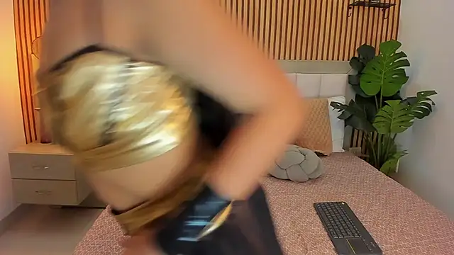 Roseaurora online show from 10-31-25, 12:50