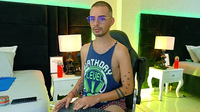 Snapshot of HairyDiamond_ chatting on 09-22-25, 03:30 HairyDiamond online show from 09-22-25, 03:30
