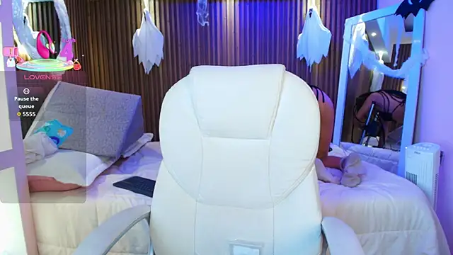 AlanaWalker9 online show from 10-18-25, 03:53