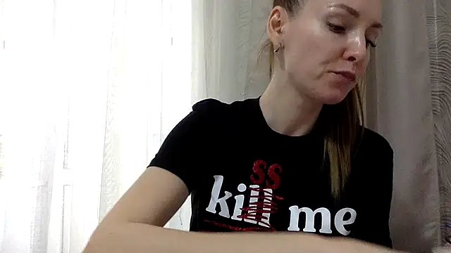 Snapshot of Varnyx chatting on 11-21-25, 10:25 Varnyx online show from 11-21-25, 10:25