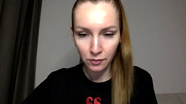 Snapshot of Varnyx chatting on 11-24-25, 04:07 Varnyx online show from 11-24-25, 04:07