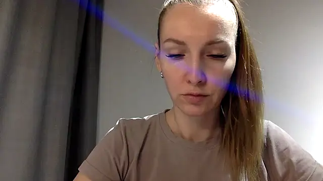 Snapshot of Varnyx chatting on 11-25-25, 07:14 Varnyx online show from 11-25-25, 07:14