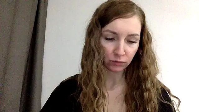 Snapshot of Varnyx chatting on 12-21-25, 04:25 Varnyx online show from 12-21-25, 04:25