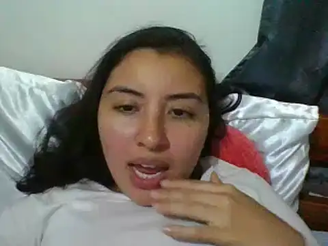 Snapshot of _Romilly_ chatting on 11-08-25, 02:45 Romilly online show from 11-08-25, 02:45