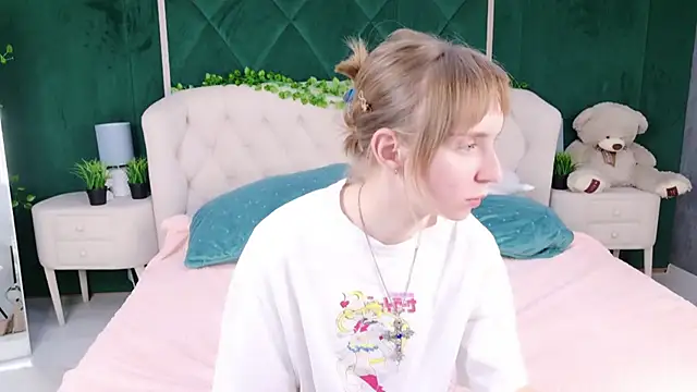 Snapshot of Beverly_Gomes chatting on 10-08-25, 05:27 Beverly Gomes online show from 10-08-25, 05:27