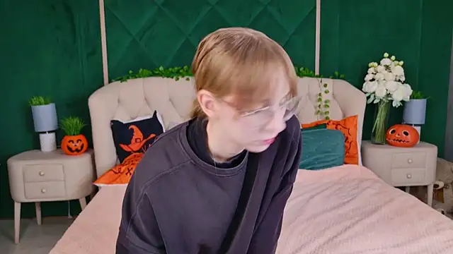 Snapshot of Beverly_Gomes chatting on 10-27-25, 06:39 Beverly Gomes online show from 10-27-25, 06:39